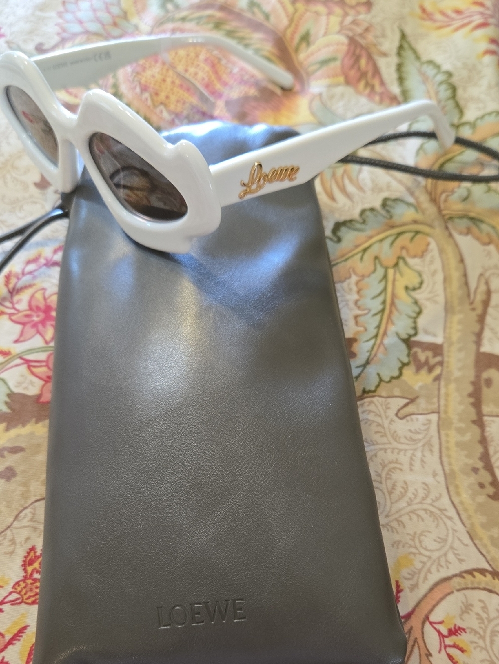 Loewe White Sculptural Oval Sunglasses with Dark Lenses With Soft Leather Pouch - Picture 2 of 2